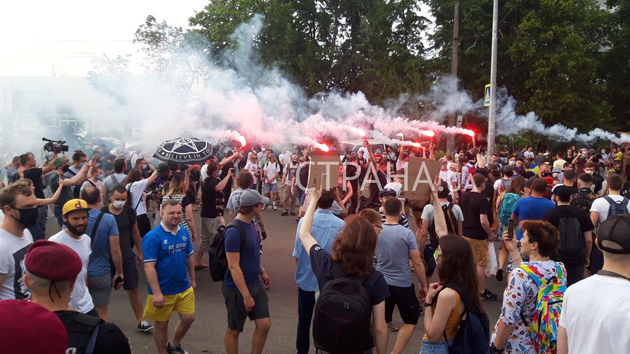 сторонники Стерненко жгут файеры